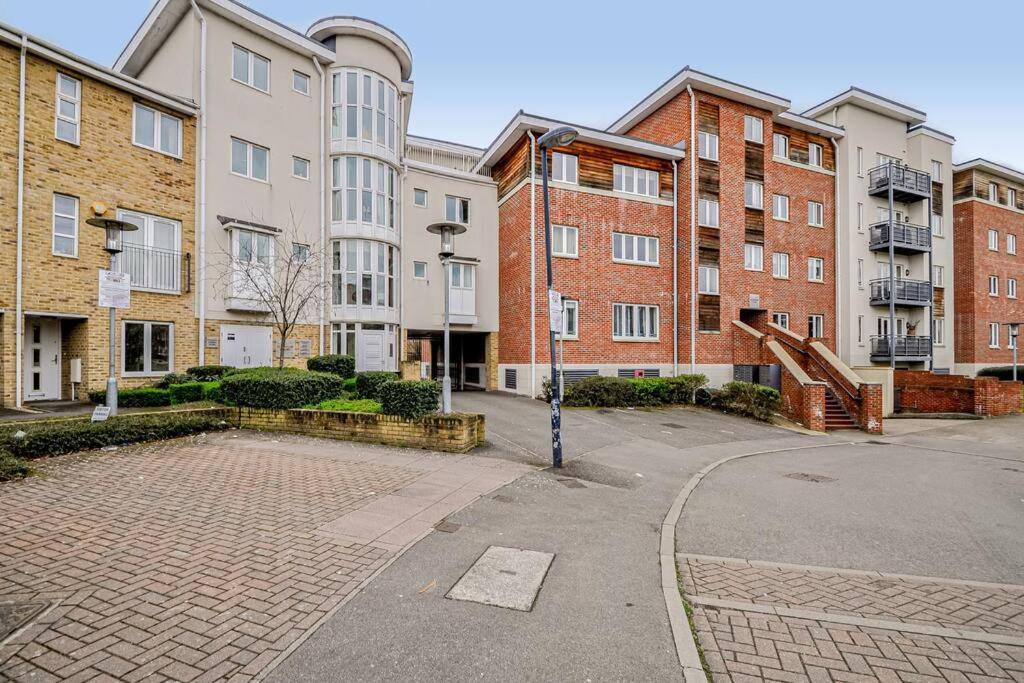 Entire Apartment Sleeps 4 Near The River Thames - #1515 Maidenhead Exterior photo